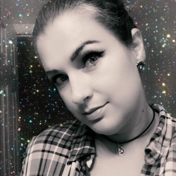 Meet your Posher, Courtney - Picture 3 of 6